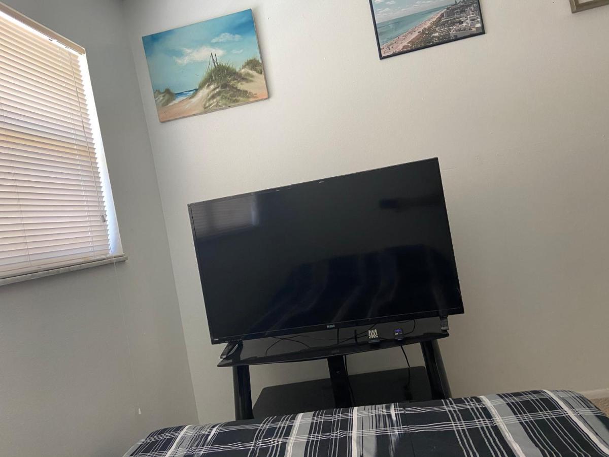 Private Room In A 2 Bedroom 1 Bathroom Shared With Host, On The Beach, Surrounded By Resorts, Only 2 People Max St. Pete Beach Kültér fotó